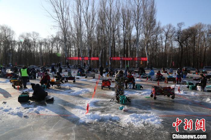 第十届大众冰雪北京公开赛京张冰钓赛在延庆区