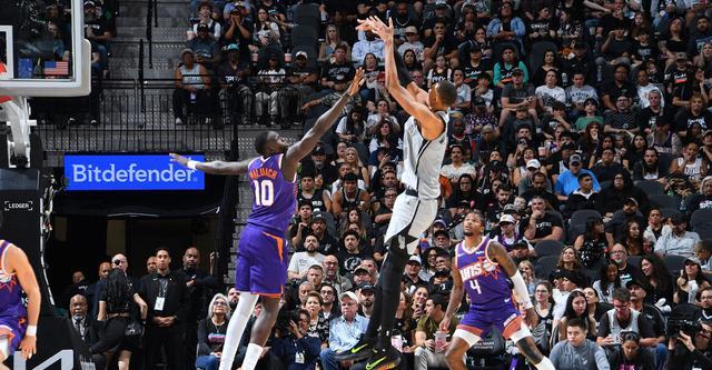 文班亚马1.1秒中投准绝杀 马刺逆转太阳