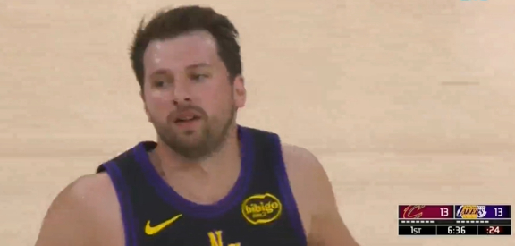 东契奇精准助攻詹姆斯暴扣 骑士湖人激战首节引