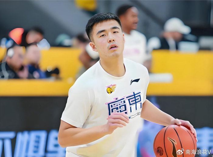 广东队放假期间徐杰钓鱼放松 半日无获引热议