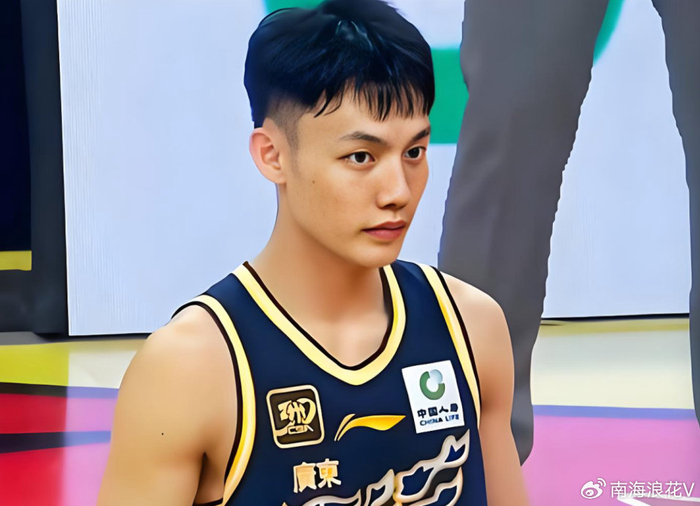 广东队放假期间徐杰钓鱼放松 半日无获引热议