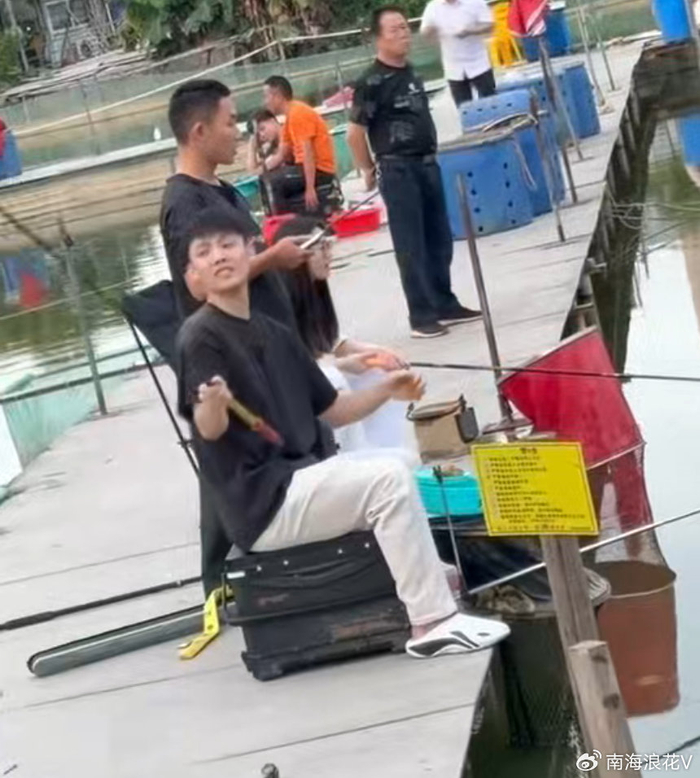 广东队放假期间徐杰钓鱼放松 半日无获引热议