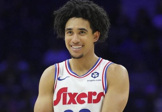 费城76人主场致敬交易离队